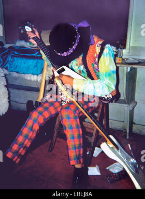 Jimi Hendrix (27. November 1942 - 18. September 1970) bereitet seine Gitarren in seiner Garderobe vor einem Konzert im Paris Stockfoto