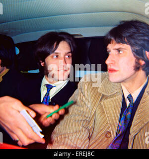 Brüder Dave (links) und Ray Davies, der englischen Band The Kinks verfolgten für Autogramme in ihrem Auto nach einem Konzert in Stockfoto