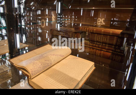 Stefan Zweig Roman "Hüten Sie sich vor der Mitleid" aus dem Jahr 1930 in einer Vitrine in der Dauerausstellung im Museum für moderne Literatur in Marbach ersichtlich am Neckar, Deutschland, 2. Juni 2015. Seit der Eröffnung des Museums im Jahr 2006, die Dauerausstellung wurde überarbeitet und enthält 300 Stück der Ausstellung, ausgewählt von 1.400 Nachlässe von Schriftstellern und Wissenschaftlern. Die Ausstellung wird am Sonntag, 7. Juni 2015 wieder. Foto: WOLFRAM KASTL/dpa Stockfoto