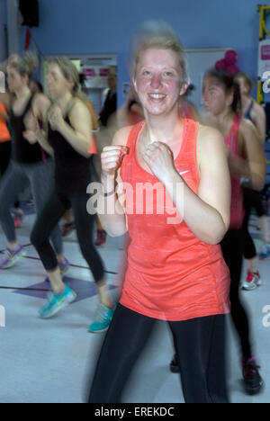 Menschen, die Teilnahme in einem Wahnsinns Kampf-Athon für eine Krebs-Charity, Alton, Hampshire, UK. Stockfoto