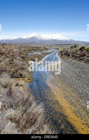 Stream in Wüste und Schnee bedeckt Vulkan Mount Ruapehu, Rangipo Wüste, Tongariro Nationalpark, Nordinsel, Neuseeland Stockfoto