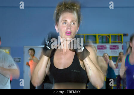 Menschen, die Teilnahme in einem Wahnsinns Kampf-Athon für eine Krebs-Charity, Alton, Hampshire, UK. Stockfoto