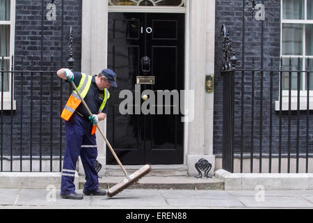 Westminster, London, UK. 2. Juni 2015. Ein sauberer aus Westminster Rat fegt draußen 10 Downing Street Credit: Amer Ghazzal/Alamy Live-Nachrichten Stockfoto