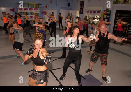 Menschen, die Teilnahme in einem Wahnsinns Kampf-Athon für eine Krebs-Charity, Alton, Hampshire, UK. Stockfoto