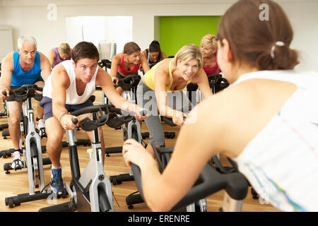 Teilnahme In der Spinnerei Klasse Gym-Gruppe Stockfoto