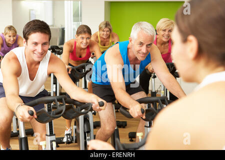 Teilnahme In der Spinnerei Klasse Gym-Gruppe Stockfoto