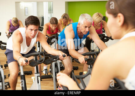 Teilnahme In der Spinnerei Klasse Gym-Gruppe Stockfoto