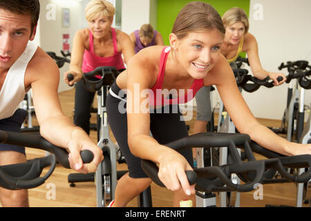 Teilnahme In der Spinnerei Klasse Gym-Gruppe Stockfoto