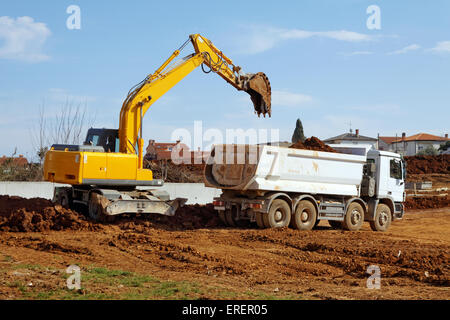 industrielle Bagger laden Kipper auf Baustelle Stockfoto