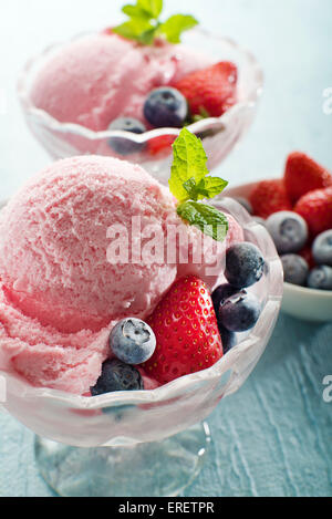 Fruchteis mit Heidelbeeren und Erdbeeren Stockfoto