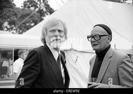 Gerry Mulligan und Max Jones backstage bei der Capital Radio Jazz Festival in Knebworth, England, Juli 1982. GM: American jazz Stockfoto