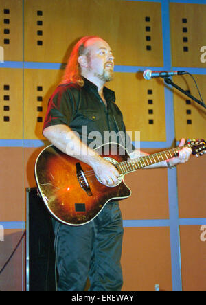 Englischer Komiker Bill Bailey erklingt in eine private Funktion während der British Music Fair, London 1998. Geboren Mark Stockfoto