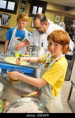 Jungen, die einen Kochkurs in einem traditionellen Mitglieder nur baskische alle männlichen Kochen Club, San Sebastian, Spanien beeinflusst. Stockfoto