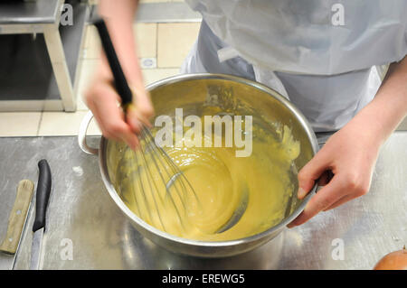 Jungen, die einen Kochkurs in einem traditionellen Mitglieder nur baskische alle männlichen Kochen Club, San Sebastian, Spanien beeinflusst. Stockfoto