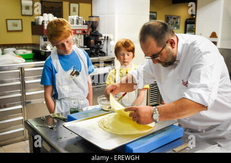 Jungen, die einen Kochkurs in einem traditionellen Mitglieder nur baskische alle männlichen Kochen Club, San Sebastian, Spanien beeinflusst. Stockfoto