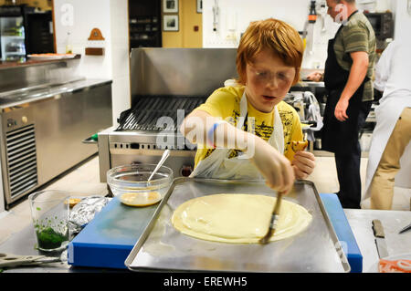 Jungen, die einen Kochkurs in einem traditionellen Mitglieder nur baskische alle männlichen Kochen Club, San Sebastian, Spanien beeinflusst. Stockfoto