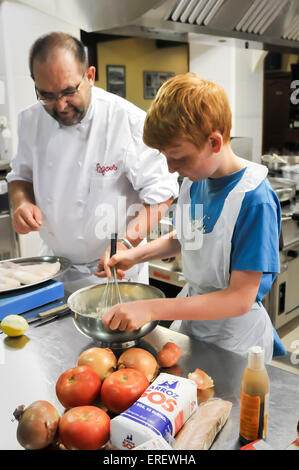 Jungen, die einen Kochkurs in einem traditionellen Mitglieder nur baskische alle männlichen Kochen Club, San Sebastian, Spanien beeinflusst. Stockfoto