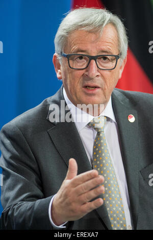 Berlin, Deutschland. 1. Juni 2015. Der Präsident der Europäischen Kommission Jean-Claude-Juncker spricht während einer Pressekonferenz nach einem Treffen am digitalen Strategie in der Europäischen Union in Berlin, Deutschland, 1. Juni 2015. Foto: Maurizio Gambarini/Dpa/Alamy Live News Stockfoto