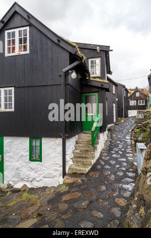 Traditionellen schwarzen Holz und Stein Fischerhäuser in der Nähe des Hafens in Tórshavn, Färöer Inseln Stockfoto