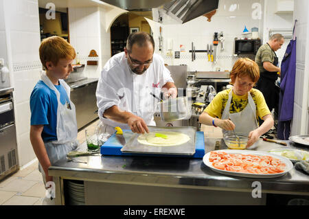 Jungen, die einen Kochkurs in einem traditionellen Mitglieder nur baskische alle männlichen Kochen Club, San Sebastian, Spanien beeinflusst. Stockfoto