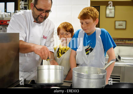 Jungen, die einen Kochkurs in einem traditionellen Mitglieder nur baskische alle männlichen Kochen Club, San Sebastian, Spanien beeinflusst. Stockfoto