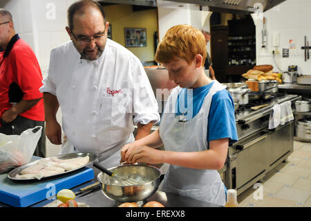 Jungen, die einen Kochkurs in einem traditionellen Mitglieder nur baskische alle männlichen Kochen Club, San Sebastian, Spanien beeinflusst. Stockfoto