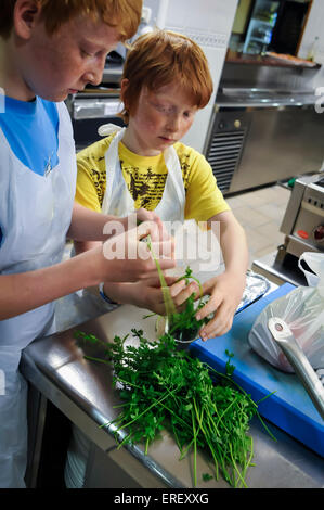 Jungen, die einen Kochkurs in einem traditionellen Mitglieder nur baskische alle männlichen Kochen Club, San Sebastian, Spanien beeinflusst. Stockfoto