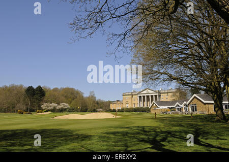 Blick vom 18. Fairway auf 18. Green und Bunker mit Clubhaus nach rechts und Thorndon Hall im Hintergrund, Thorndon Park Golf Stockfoto