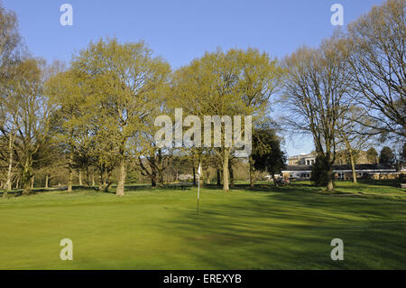 Blick über Flagge am 9. Grün, The Clubhouse mit Thorndon Hall in weit im Hintergrund, Thorndon Park Golf Club Brentwood Essex Stockfoto