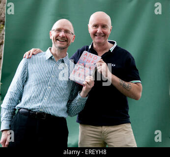 James Robertson und Irvine Welsh beim internationalen buchen Festival 2011. JR: Schottischer Schriftsteller und Dichter, 1958 -. IW: Schottisch Stockfoto