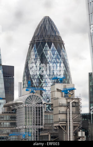 Blick auf die Gurke und die umliegenden Gebäude von der Spitze des Denkmals für den großen Brand von London im Mai Stockfoto