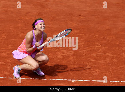 Paris, Frankreich. 2. Juni 2015. Lucie Safarova der Tschechischen Republik feiert nach dem Gewinn der Frauen Viertelfinale gegen Garbine Muguruza Spaniens bei 2015 Französisch Open Tennisturnier in Roland Garros in Paris, Frankreich, am 2. Juni 2015 Einzel. Safarova gewann mit 2: 0 und avancierte zum Halbfinale. Bildnachweis: Han Yan/Xinhua/Alamy Live-Nachrichten Stockfoto