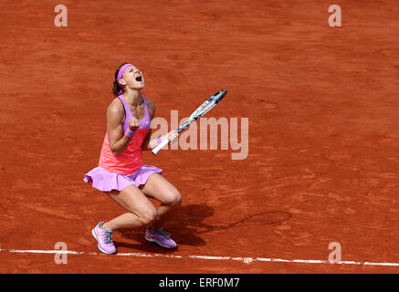 Paris, Frankreich. 2. Juni 2015. Lucie Safarova der Tschechischen Republik feiert nach dem Gewinn der Frauen Viertelfinale gegen Garbine Muguruza Spaniens bei 2015 Französisch Open Tennisturnier in Roland Garros in Paris, Frankreich, am 2. Juni 2015 Einzel. Safarova gewann mit 2: 0 und avancierte zum Halbfinale. Bildnachweis: Han Yan/Xinhua/Alamy Live-Nachrichten Stockfoto