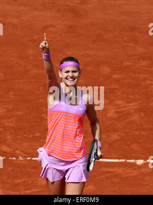 Paris, Frankreich. 2. Juni 2015. Lucie Safarova der Tschechischen Republik feiert nach dem Gewinn der Frauen Viertelfinale gegen Garbine Muguruza Spaniens bei 2015 Französisch Open Tennisturnier in Roland Garros in Paris, Frankreich, am 2. Juni 2015 Einzel. Safarova gewann mit 2: 0 und avancierte zum Halbfinale. Bildnachweis: Han Yan/Xinhua/Alamy Live-Nachrichten Stockfoto