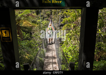 Wanderer auf der Drehbrücke über den Wasserfall Fluss entlang der Abel Tasman coastal track in Neuseeland. Stockfoto