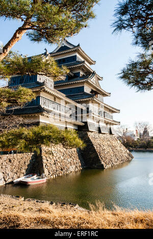 Blick entlang des Bergsteines und Grabens des Schlosses in Matsumoto in Japan während der goldenen Stunde. Gilt als eines der schönsten Schlösser in Japan. Stockfoto