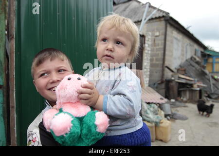 Kurakhovo, Ukraine. 2. Juni 2015. Bataillon '' Sich'' hilft benachteiligten, die Armen und großen Familien in der Gegend Kurakhovo, Donezk. Bataillon '' Sich'' gibt den Menschen Nahrung und Kinder Spielzeug © Nazar Furyk/ZUMA Wire/ZUMAPRESS.com/Alamy Live-Nachrichten Stockfoto