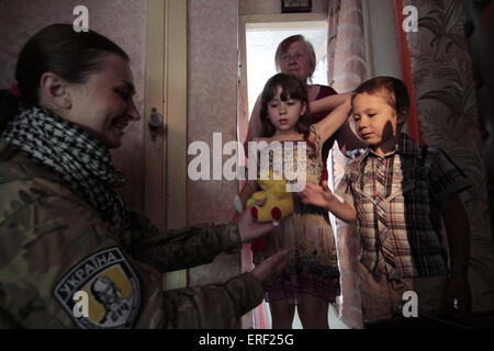 Kurakhovo, Ukraine. 2. Juni 2015. Bataillon '' Sich'' hilft benachteiligten, die Armen und großen Familien in der Gegend Kurakhovo, Donezk. Bataillon '' Sich'' gibt den Menschen Nahrung und Kinder Spielzeug © Nazar Furyk/ZUMA Wire/ZUMAPRESS.com/Alamy Live-Nachrichten Stockfoto