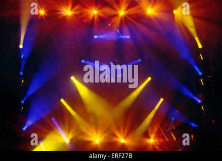 Blaue und gelbe Bühnenbeleuchtung - Demonstration an der jährlichen Frankfurter Musikmesse, Deutschland. Stockfoto