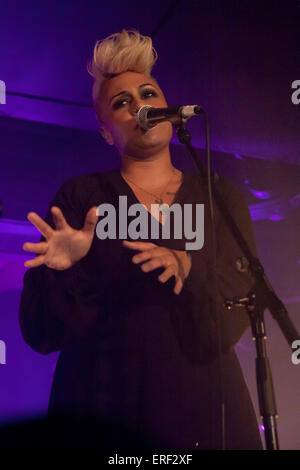 Emeli Sande erklingt in Oran Mor, Glasgow, 1. November 2011 Stockfoto