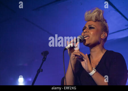 Emeli Sande erklingt in Oran Mor, Glasgow, 1. November 2011 Stockfoto