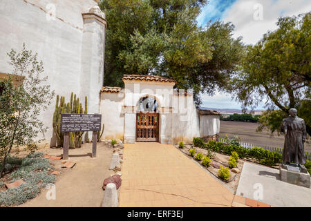 Eingang zum Friedhof an Mission San Juan Bautista in San Juan Bautista Kalifornien Stockfoto