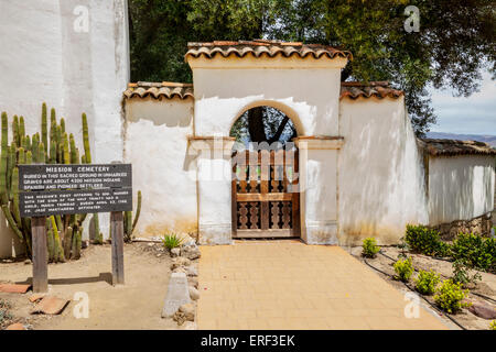 Eingang zum Friedhof an Mission San Juan Bautista in San Juan Bautista Kalifornien Stockfoto