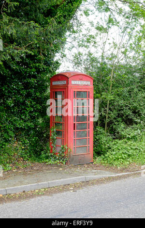 Vernachlässigte K6 rote Telefonzelle Kiosk in ländlicher Lage UK Stockfoto