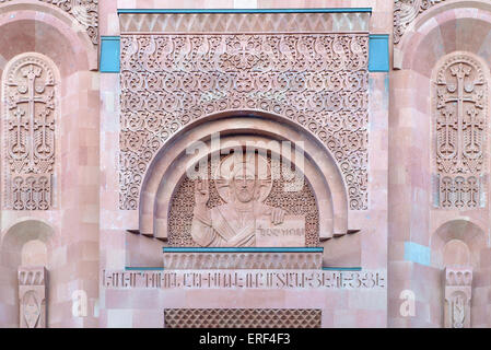 Reliefs an der Wand der Armenischen Apostolischen Kirche in Moskau Stockfoto