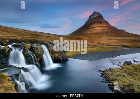 Malerische Aussicht auf Wasserfall und Landschaft, Kirkjufell, Island Stockfoto