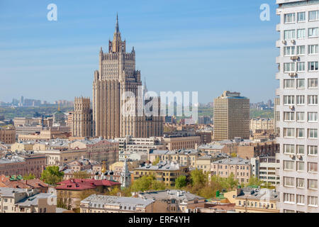 Panoramablick auf die hohen Gebäude des Außenministeriums im Zentrum von Moskau Stockfoto