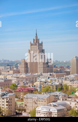 Panoramablick auf die hohen Gebäude des Außenministeriums im Zentrum von Moskau Stockfoto