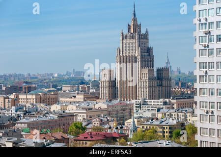 Panoramablick auf die hohen Gebäude des Außenministeriums im Zentrum von Moskau Stockfoto