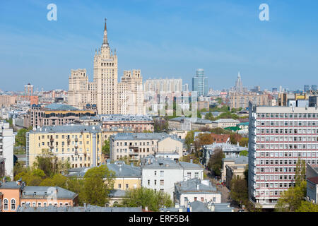 Panoramablick auf die Stalin-Wolkenkratzer am Kudrinskaya Square und Presnensky Bezirk von Moskau Stockfoto